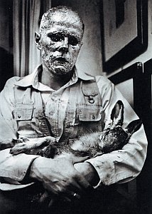 Йозеф Бойс. Как объяснять картины мертвому зайцу (1965)